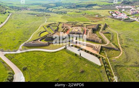 Elvas, Portugal - 26. März 2022: Luftaufnahme der Militärfestung Santa Luzia in der Grenzstadt Elvas Stockfoto