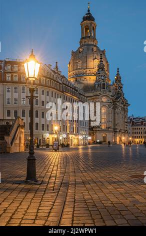 Nachtaufnahme der Dresdner Frauenkirche am Neumarkt, Sachsen, Deutschland Stockfoto