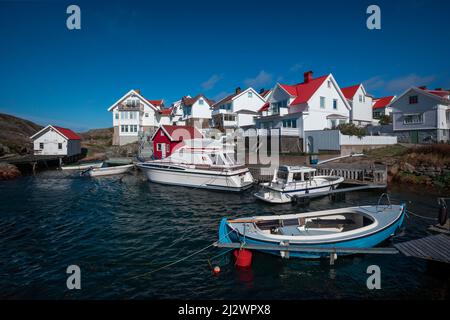 Hafen und weiße schwedische Häuser im Dorf Klädesholmen auf der Inselgruppe Tjörn in Westschweden Stockfoto