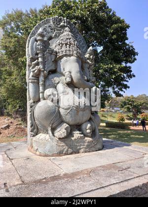 Ganesha-Statue aus dem 12.. Jahrhundert vor dem Shaivism Hindu-Tempel Hoysaleswara Arts Halebidu, Karnataka State, Indien Stockfoto