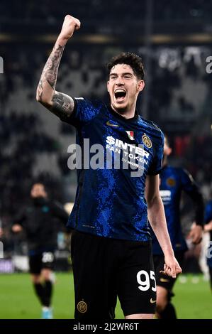 Turin, Italien. 03. April 2022. Alessandro Bastoni vom FC Internazionale feiert den Sieg am Ende des Fußballspiels der Serie A zwischen dem FC Juventus und dem FC Internazionale. Kredit: Nicolò Campo/Alamy Live Nachrichten Stockfoto