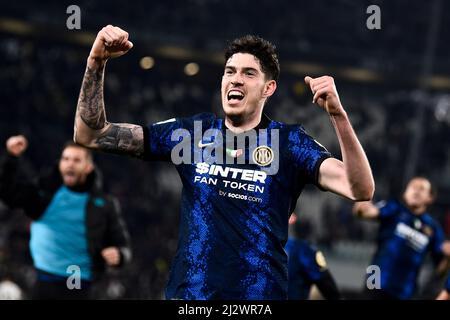 Turin, Italien. 03. April 2022. Alessandro Bastoni vom FC Internazionale feiert den Sieg am Ende des Fußballspiels der Serie A zwischen dem FC Juventus und dem FC Internazionale. Kredit: Nicolò Campo/Alamy Live Nachrichten Stockfoto