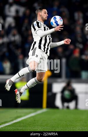 Turin, Italien. 03. April 2022. Mattia De Sciglio von Juventus FC kontrolliert den Ball während des Fußballspiels der Serie A zwischen Juventus FC und FC Internazionale. Kredit: Nicolò Campo/Alamy Live Nachrichten Stockfoto