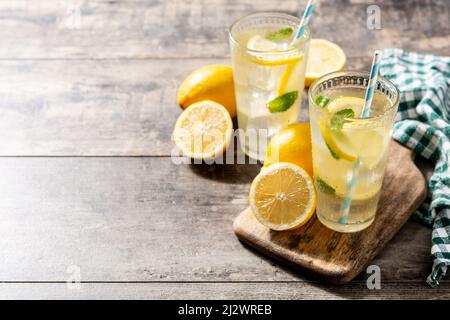 Glas frische Limonade auf hölzernen Tisch Stockfoto