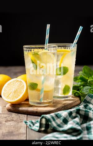 Glas frische Limonade auf hölzernen Tisch Stockfoto