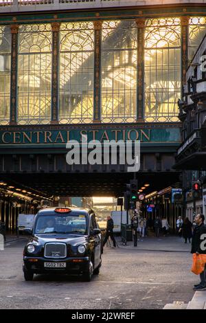 Glasgow Central Station, Bahnhof als gläserne Eisenbahnbrücke über die Argyle Street, Schottland, Großbritannien Stockfoto