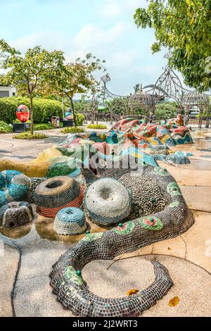 Brunnen im Gaudi-Stil auf dem Merlion Walk auf der Insel Sentosa, Singapur Stockfoto