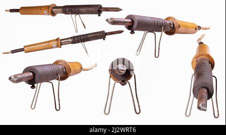 Ein kleiner Schraubstock, der in einer Modellierwerkstatt verwendet wird. Isolierter Hintergrund. Stockfoto