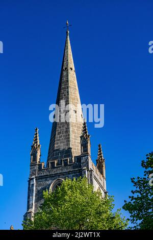 Farbenfrohe, detaillierte Ansicht des renovierten Kirchteigs mit blauem Himmel in der historischen St. Michael and All Angels Church, Great Torrington, Devon. Stockfoto