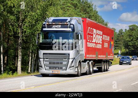 Der neue, silberne Volvo FH16-LKW Helenius Transport Ky zieht den Sattelauflieger entlang des Highway 25 in Richtung Hanko Port. Raasepori, Finnland. 8. Juli 2021. Stockfoto