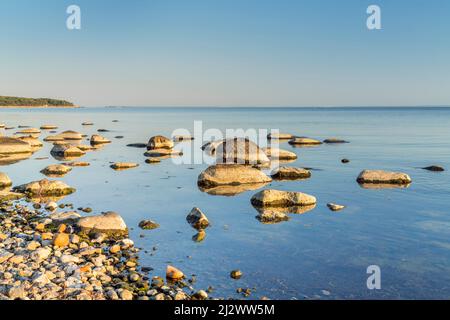 Steinstrand am Bodden vor Klein Zicker, Insel Rügen, Mecklenburg-Vorpommern, Deutschland Stockfoto