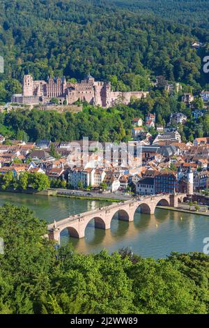 Heidelberg, Blick vom Philosophenweg auf die Altstadt mit dem Schloss, der Heiliggeistkirche und der Alten Brücke über den Neckar Stockfoto