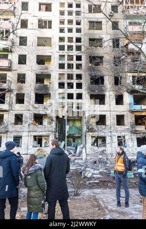 Kiew, Ukraine - 14. März 2022: Zerstörung eines Wohnhauses in Kiew, Ukraine. Das Ergebnis des Krieges zwischen Russland und der Ukraine Stockfoto