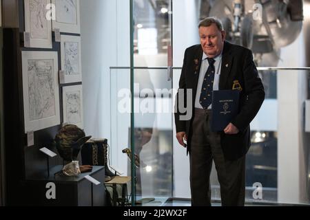 NEW FALKLANDS DISPLAYS ERÖFFNET IM IWM LONDON Falklands war Displays im IWM London, darunter Bilder des professionellen Fotografen Paul Haley und Kunstwerke von Linda Kitson. Der Fotograf Paul Haley nimmt mit seinen Bildern Teil, die im IWM London zu sehen sind, von denen viele zum ersten Mal gezeigt werden. Falklands-Veteranen (im Bild), Paul Benton, der an Bord der HMS Invincible diente, und Mike Carr, der mit 3 Para. 01.. März 2022 diente. Imperial war Museum, London, Großbritannien Credit: Jeff Gilbert/Alamy Live News Stockfoto