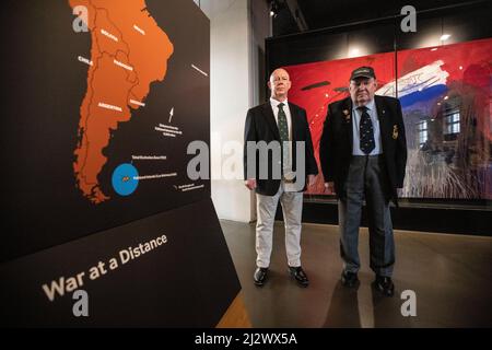 NEW FALKLANDS DISPLAYS ERÖFFNET IM IWM LONDON New Falklands Displays im IWM London, darunter Bilder des professionellen Fotografen Paul Haley und Kunstwerke von Linda Kitson. Darunter Paul Haley mit seinen Bildern, die im IWM London zu sehen sind, von denen viele zum ersten Mal gezeigt werden. Falklands-Veteranen (mit Mütze), Paul Benton, der an Bord von HMS Invincible diente, und (links) Mike Carr, der mit 3 para. Diente.Quelle: Jeff Gilbert/Alamy Live News Stockfoto