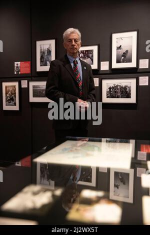 NEUE FALKLANDS-DISPLAYS ERÖFFNEN IM IWM LONDON Neue Falklands-Displays im IWM London, darunter Bilder des professionellen Fotografen Paul Haley (im Bild) und Kunstwerke von Linda Kitson Gelegenheit, Paul Haley mit seinen Bildern im IWM London zu erfassen, von denen viele zum ersten Mal gezeigt werden. Die Falkland-Veteranen Paul Benton, der an Bord der HMS Invincible diente, und Mike Carr, der am 01.. März 2022 mit 3 Para. Imperial war Museum, London, Großbritannien Credit: Jeff Gilbert/Alamy Live News Stockfoto