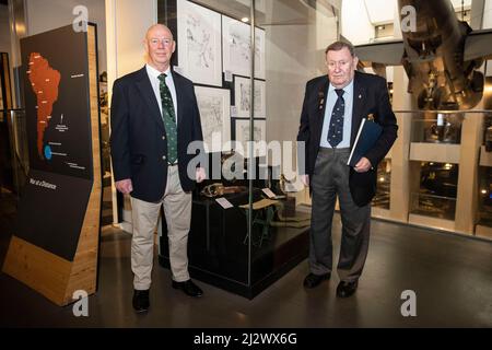 NEW FALKLANDS DISPLAYS ERÖFFNET IM IWM LONDON New Falklands Displays im IWM London, darunter Bilder des professionellen Fotografen Paul Haley und Kunstwerke von Linda Kitson. (Im Bild) Falklands-Veteran Mike Carr, der mit 3 para mit Paul Carr zusammen mit Falklands-Veteran Paul Benton, der an Bord der HMS Invincible diente, diente, stand neben einem Schaukasten, in dem Lara Kitsens Skizzierzeug und Armeekleidung zeigte, die sie während des Falklands-Konflikts verwendete. Kredit: Jeff Gilbert/Alamy Live Nachrichten Stockfoto