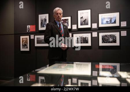 NEUE FALKLANDS-DISPLAYS ERÖFFNEN IM IWM LONDON Neue Falklands-Displays im IWM London, darunter Bilder des professionellen Fotografen Paul Haley (im Bild) und Kunstwerke von Linda Kitson Gelegenheit, Paul Haley mit seinen Bildern im IWM London zu erfassen, von denen viele zum ersten Mal gezeigt werden. Die Falkland-Veteranen Paul Benton, der an Bord der HMS Invincible diente, und Mike Carr, der am 01.. März 2022 mit 3 Para. Imperial war Museum, London, Großbritannien Credit: Jeff Gilbert/Alamy Live News Stockfoto