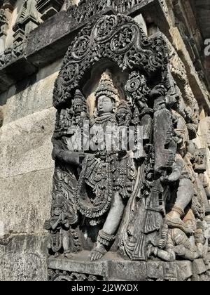 Vamana (Vishnus Avtar)-Statue auf kunstvoller Wandtafel im Chennakesava-Tempelkomplex, Belur, Karnataka, Indien. Rechter Schiebewinkel. Stockfoto