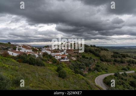 Monsaraz, Portugal - 23. März 2022: Das historische Weltkulturerbe-Dorf Monsaraz in der Region Alentejo in Portugal Stockfoto