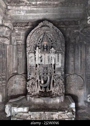 Skulptur von Surya, dem Sonnengott, im Hoysaleswara Tempel, Halebidu, Karnataka. Dieses Meisterwerk aus dem 12. Jahrhundert zeigt komplexe Hoysala-Handwerkskunst. Stockfoto