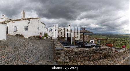 Monsaraz, Portugal - 23. März 2022: Blick auf das historische Weltkulturerbe-Dorf Monsaraz in der Region Alentejo in Portugal Stockfoto