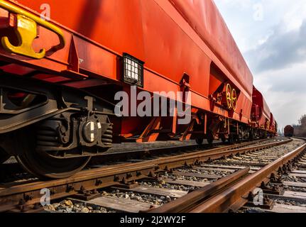 Eisenbahnwaggons mit Frachtcontainern für Reedereien. Verteilung und Güterverkehr mit der Bahn, Transportkonzept Stockfoto