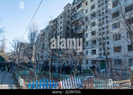 Kiew, Ukraine - 14. März 2022: Zerstörung eines Wohnhauses in Kiew, Ukraine. Das Ergebnis des Krieges zwischen Russland und der Ukraine Stockfoto