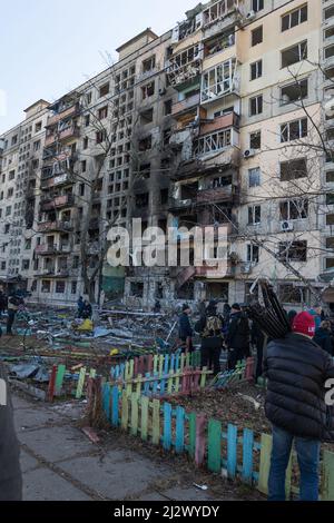 Kiew, Ukraine - 14. März 2022: Zerstörung eines Wohnhauses in Kiew, Ukraine. Das Ergebnis des Krieges zwischen Russland und der Ukraine Stockfoto
