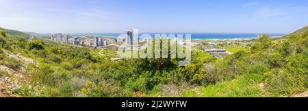 Panoramablick von den westlichen Hängen des Mount Carmel auf die Südausgänge des Carmel Tunnels, das Geschäftsviertel, Tirat Carmel und das Mittelmeer, Stockfoto