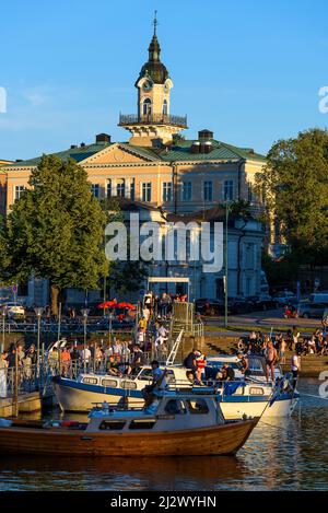 Fußgängerbrücke über den Fluss zwischen Festival und Stadt, Pori Jazz Festival, Pori, Finnland Stockfoto