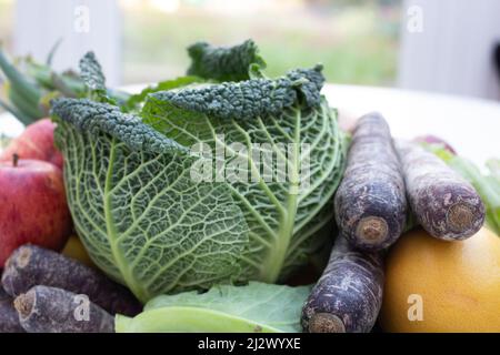 Obst und Gemüse übereinander, gesunde Ernährung, frisch vom Bauernhof, Platz für Text Stockfoto