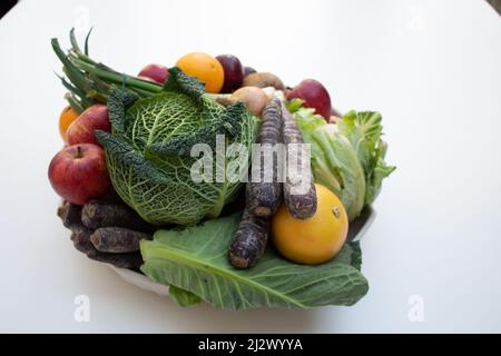 Teller voll mit Obst und Gemüse, gesunde Ernährung, frisch vom Bauernhof Stockfoto