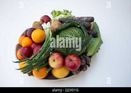 Teller voll mit Obst und Gemüse, gesunde Ernährung, frisch vom Bauernhof Stockfoto