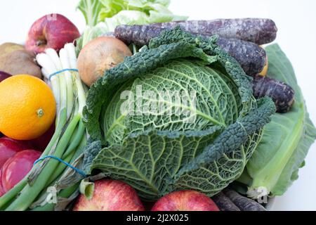 Teller voll mit Obst und Gemüse, gesunde Ernährung, frisch vom Bauernhof Stockfoto