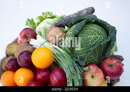 Ein Teller voller Obst und Gemüse, gesunde Ernährung, frisch vom Bauernhof Stockfoto