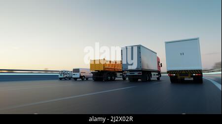 Kommerzielle Lieferfahrzeuge in einer Reihe auf der Straße. Schnelle Lieferung, Fracht Logistik und Fracht Versand Konzept. 3D Rendern. Stockfoto