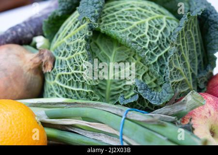 Teller voll mit Obst und Gemüse, gesunde Ernährung, frisch vom Bauernhof Stockfoto