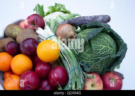 Ein Teller voller Obst und Gemüse, gesunde Ernährung, frisch vom Bauernhof Stockfoto