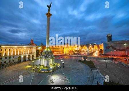 KIEW, UKRAINE, 06. September 2017: Nachtansicht des Unabhängigkeitsdenkmals auf dem Maidan Nezalezhnosti-Platz in Kiew, Ukraine Stockfoto