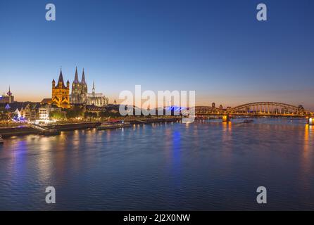 Köln, Blick auf die Stadt von der Deutzer Brücke auf Groß St. Martin, den Kölner Dom, die Hohenzollernbrücke und den Rhein Stockfoto