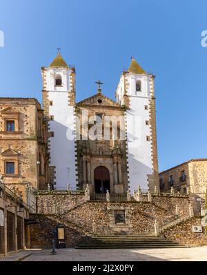 Caceres, Spanien - 30. März 2022: Blick auf die historische Kirche San Francisco Javier in der historischen Altstadt von Caceres Stockfoto