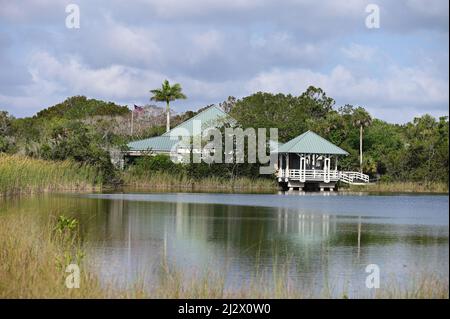 Ernest F Coe Visitor Center im Everglades National Park, Florida von der Main Park Road am sonnigen Frühlingsmorgen. Stockfoto