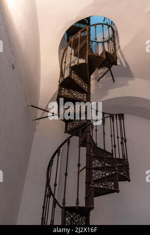 Caceres, Spanien - 30. März 2022: Wendeltreppe aus Metall, die in den Kirchturm der Kirche San Francisco Javier in Caceres führt Stockfoto