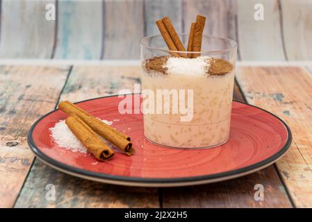 Reispudding ist ein typisches Dessert in der Gastronomie vieler Länder, das durch langsames Kochen von Reispudding und Zucker hergestellt wird. Es wird heiß oder kalt serviert. Stockfoto