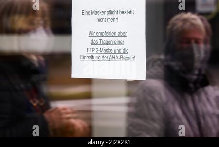 Hannover, Deutschland. 04. April 2022. Ein Schild: „Es gibt keine Maskenpflicht mehr! Wir empfehlen jedoch, eine FFP2 Maske zu tragen und die AHA-Regeln zu befolgen!“ Hängt an der Eingangstür des Theaters am Aegi. In Niedersachsen wurde der Maskenbedarf in vielen Bereichen des öffentlichen Lebens eingestellt. Quelle: Julian Stratenschulte/dpa/Alamy Live News Stockfoto