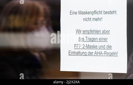 Hannover, Deutschland. 04. April 2022. Ein Schild: „Es gibt keine Maskenpflicht mehr! Wir empfehlen jedoch, eine FFP2 Maske zu tragen und die AHA-Regeln zu befolgen!“ Hängt an der Eingangstür des Theaters am Aegi. In Niedersachsen ist die Maskenpflicht in vielen Bereichen des öffentlichen Lebens ausgelaufen. Quelle: Julian Stratenschulte/dpa/Alamy Live News Stockfoto