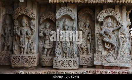 Skulptur von Lord Bramha, Vishnu und Krishna an der Wand des Sri Lakshimi Narasimha Swamy Tempels, Javagal, Hassan, Karnataka, Indien Stockfoto