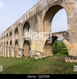 Elvas, Portugal - 26. März 2022: Blick auf das historische Wahrzeichen des Aquädukts Amoreira in Elvas Stockfoto