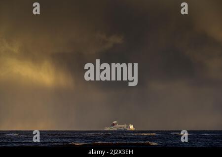 Stena Line Passagierfähre auf dem Weg von Hook-van-Holland nach Harwich und nähert sich Felixstowe durch Schneewolken Stockfoto